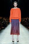 Modenschau von Osome2some — Aurora Fashion Week Russia AW14/15 (Looks: orange Pullover, schwarze Pumps)