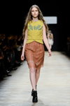 Показ Pitchouguina — Aurora Fashion Week Russia AW14/15 (наряды и образы: желтый топ с принтом, коричневая юбка, чёрные ботинки)