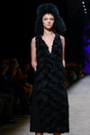 Показ Walk of Shame — Aurora Fashion Week Russia AW14/15 (наряды и образы: меховая чёрная шапка-ушанка, чёрное платье)