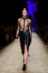 Desfile de Walk of Shame — Aurora Fashion Week Russia AW14/15 (looks: blusa negra transparente, falda midi con abertura negra, trenza, zapatos de tacón negros)