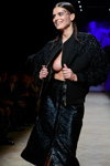 Desfile de Walk of Shame — Aurora Fashion Week Russia AW14/15 (looks: falda con abertura negra, cazadora bomber negra)