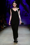 Desfile de Walk of Shame — Aurora Fashion Week Russia AW14/15 (looks: vestido de noche negro)