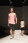 Показ Artem Shumov Homme — Aurora Fashion Week Russia SS15 (наряды и образы: розовая майка, клетчатые шорты)