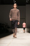 Modenschau von Artem Shumov Homme — Aurora Fashion Week Russia SS15 (Looks: brauner Pullover, schwarze Shorts)