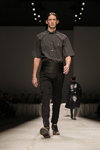 Desfile de Artem Shumov Homme — Aurora Fashion Week Russia SS15 (looks: camisa gris, pantalón negro)