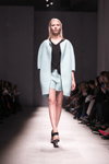 Desfile de Chapurin — Aurora Fashion Week Russia SS15 (looks: abrigo azul claro, short azul claro)
