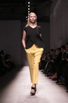 Pokaz Chapurin — Aurora Fashion Week Russia SS15 (ubrania i obraz: top czarny, spodnie żółte)