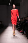 Desfile de Chapurin — Aurora Fashion Week Russia SS15 (looks: vestido rojo, sandalias de tacón amarillas)