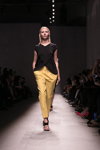 Desfile de Chapurin — Aurora Fashion Week Russia SS15 (looks: top negro, pantalón amarillo)