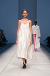 Modenschau von Litkovskaya — Aurora Fashion Week Russia SS15 (Looks: weißes Kleid mit Trägern)