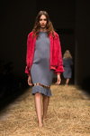 Показ Liza Odinokikh — Aurora Fashion Week Russia SS15 (наряды и образы: серое платье, красная куртка)
