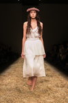 Desfile de Liza Odinokikh — Aurora Fashion Week Russia SS15 (looks: vestido blanco)