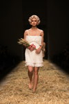 Modenschau von Liza Odinokikh — Aurora Fashion Week Russia SS15 (Looks: weißes Kleid mit Trägern)