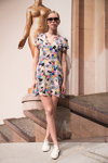 Modenschau von Maison Kitsuné — Aurora Fashion Week Russia SS15 (Looks: buntes Mini Kleid)