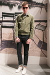 Показ Maison Kitsuné — Aurora Fashion Week Russia SS15 (наряди й образи: чорні джинси, сонцезахисні окуляри, куртка кольору хакі)