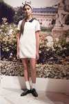 Desfile de Maison Kitsuné — Aurora Fashion Week Russia SS15 (looks: vestido blanco, calcetines blancos, zapatos de tacón negros)