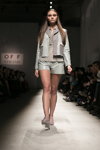Modenschau von Off Strand — Aurora Fashion Week Russia SS15 (Looks: grauer Blazer, graue Shorts)