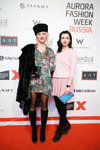 Goście — Aurora Fashion Week Russia SS15 (ubrania i obraz: sukienka kwiecista morska, rajstopy czarne, kozaki czarne, kopertówka czarna, spódnica różowa, rajstopy czarne gęste)
