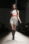 Modenschau von ZDDZ London — Aurora Fashion Week Russia SS15 (Looks: graue Shorts, schwarze Kniestrümpfe, weißes kurzes Top)