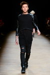 Pokaz Karzenta. AURORA MARKET (ubrania i obraz: pulower czarny, jeansy z podartymi nogawkami czarne)