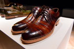 Інсталяція взуттєвих брендів — AURORA MARKET (наряди й образи: коричневі туфлі на шнурках)