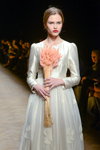 Показ Villa Turgenev. AURORA MARKET (наряды и образы: белое вечернее платье)
