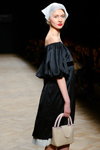 Pokaz Villa Turgenev. AURORA MARKET (ubrania i obraz: sukienka czarna, torebka beżowa)