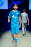 Prezentacja Zenit. AURORA MARKET (ubrania i obraz: umundurowanie sportowe, podkolanówki błękitne, buty sportowe błękitne)