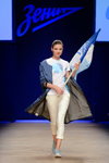 Prezentacja Zenit. AURORA MARKET (ubrania i obraz: top biały, płaszcz błękitny, buty sportowe błękitne)
