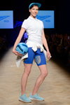 Ретро-форма ФК "Зеніт" — AURORA MARKET (наряди й образи: сіні велосипедки, біла теніска, блакитна бейсболка, блакитні кросівки)