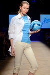 Prezentacja Zenit. AURORA MARKET (ubrania i obraz: bluzka biała, koszulka błękitna, buty sportowe błękitne)