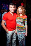 Buddha Bar Moscow (Looks: rotes T-Shirt, Kleid mit Ornament-Muster)