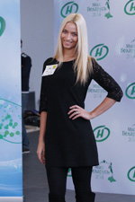Alaksandra Sokoł. Casting konkursu "Miss Białorusi 2014" (ubrania i obraz: sukienka czarna, blond (kolor włosów))