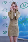 Casting — Miss Belarus 2014 (Looks: khakifarbenes Mini Kleid aus Strickware)