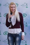 Кастинг конкурсу "Міс Білорусь 2014" (наряди й образи: бурякова кофта, біла блуза, сіні джинси)