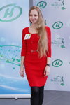Casting — Miss Belarús 2014 (looks: vestido rojo, pantis negros, )