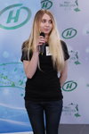 Кастинг конкурсу "Міс Білорусь 2014" (наряди й образи: чорний топ, сіні джинси, блонд (колір волосся))