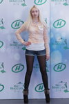 Кастинг конкурсу "Міс Білорусь 2014" (наряди й образи: сіні джинсові шорти, чорні колготки, білий топ, блонд (колір волосся))