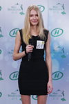 Casting — Miss Belarus 2014 (Looks: schwarzes Kleid, blonde Haare)