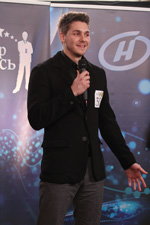 Sergey Bindalov. Casting de Mister Belarus 2014 (looks: , camisa negra, pantalón gris)
