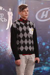 Casting Mister Belarus 2014 (ubrania i obraz: pulower w romb, jeansy szare)
