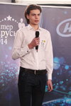 Casting de Mister Belarus 2014 (looks: camisa blanca, cinturón marrón, vaquero azul)