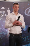 Casting de Mister Belarus 2014 (looks: camisa blanca, vaquero azul)