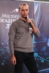Casting de Mister Belarus 2014 (looks: jersey gris)