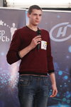 Кастинг конкурсу "Містер Білорусь 2014" (наряди й образи: бордовий джемпер, сіні джинси)