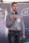 Кастинг конкурсу "Містер Білорусь 2014" (наряди й образи: сіра сорочка, коричневий ремінь, сіні джинси)