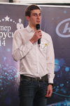 Casting de Mister Belarus 2014 (looks: camisa blanca, cinturón negro, vaquero azul)
