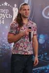 Кастинг конкурсу "Містер Білорусь 2014" (наряди й образи: квіткова різнокольорова теніска, сіні джинси)