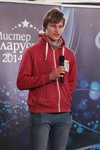 Casting de Mister Belarus 2014 (looks: sudadera con capucha roja)