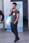 Кастинг конкурсу "Містер Білорусь 2014" (наряди й образи: сіра футболка, сіні джинси, чорні кросівки)